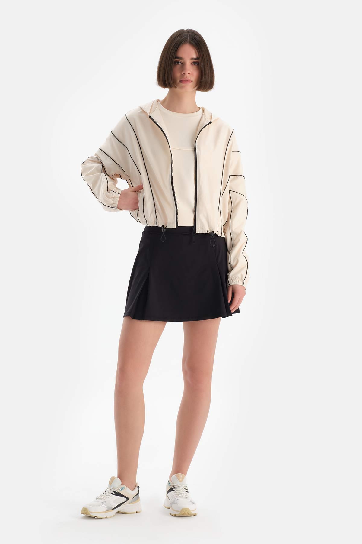 Beyaz Kadın Biye Detaylı Yağmurluk