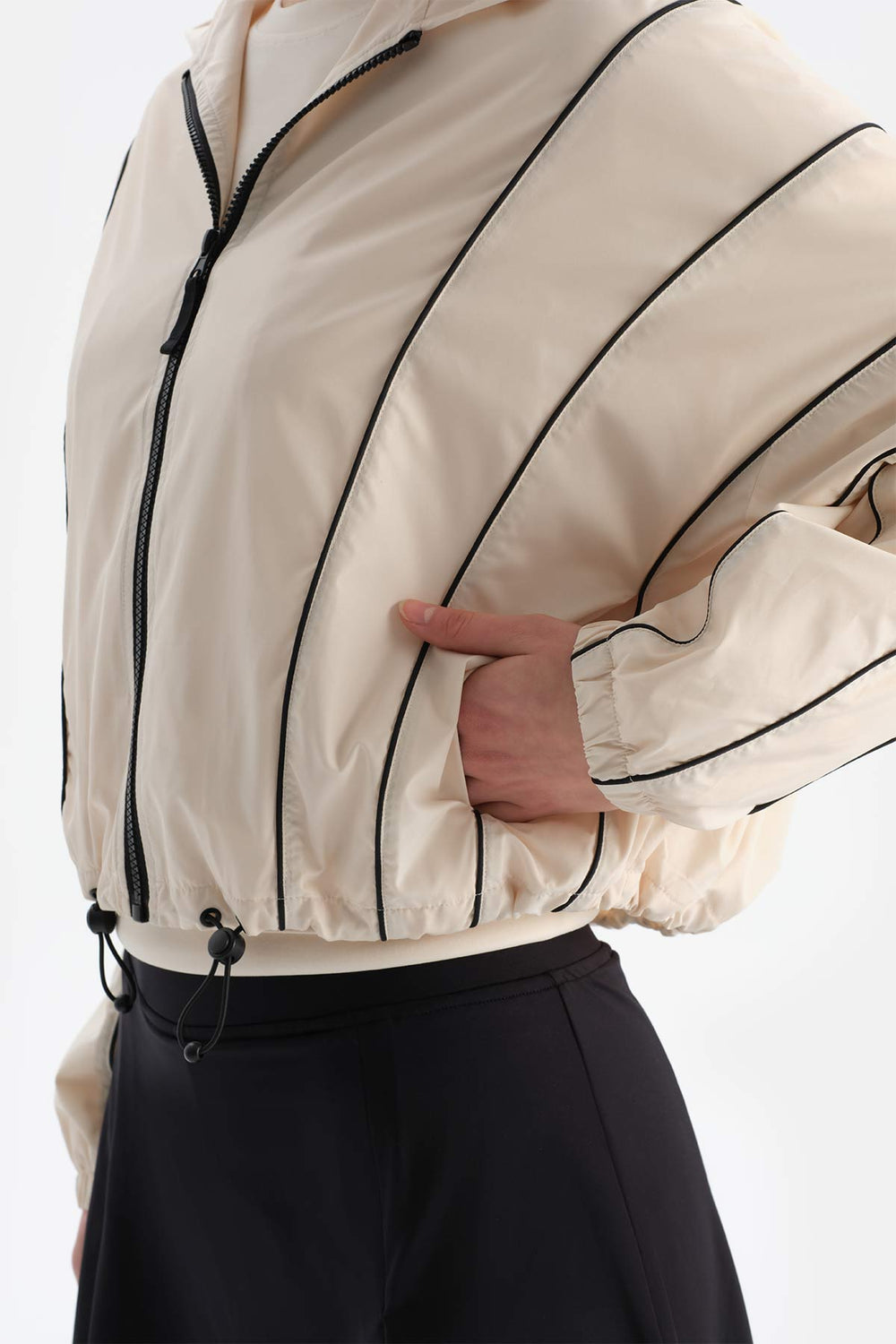 Beyaz Kadın Biye Detaylı Yağmurluk