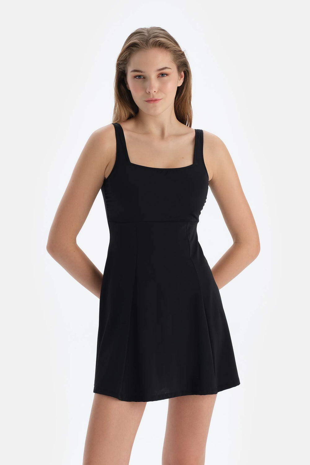 Siyah Kare Yaka Elbiseli Mayo