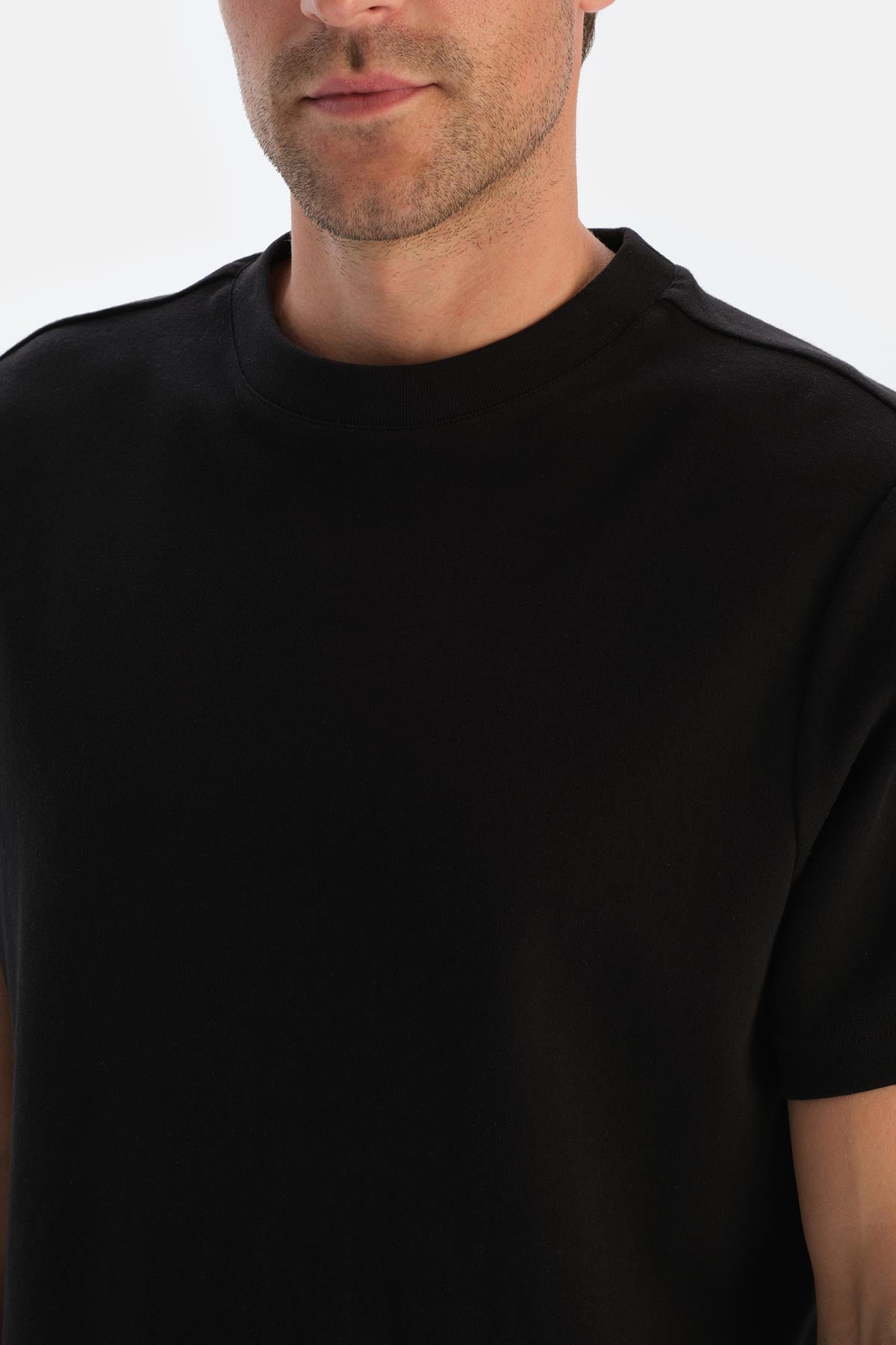 Siyah Erkek Bis Yaka Ipek Apre Tişört