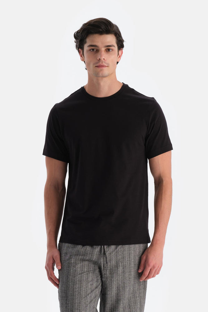 Siyah Bisiklet Yaka Kısa Kollu Tişört