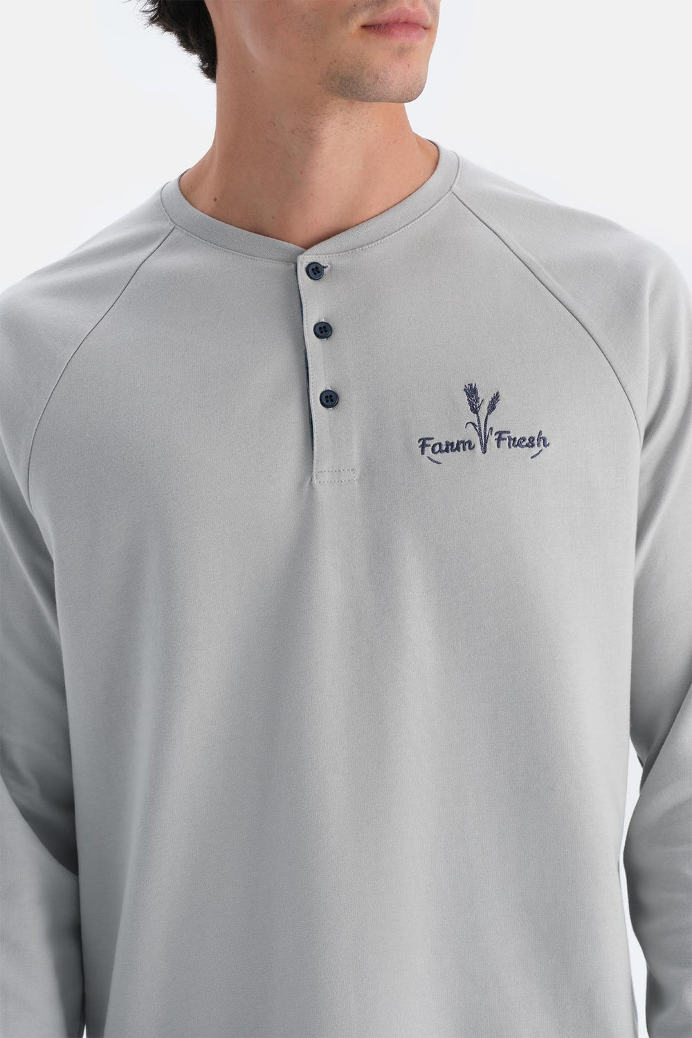 Gri Yarım Patlı Uzun Kollu Altı Baskılı Pijama Takımı