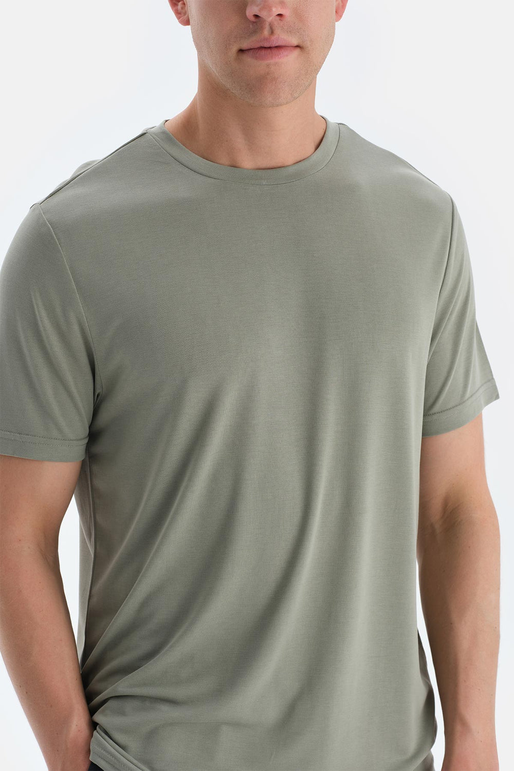 Yeşil Kısa Kollu Bisiklet Yaka Modal Tişört