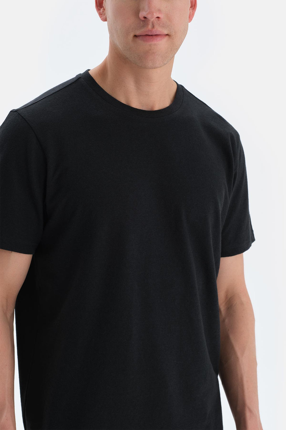 Siyah Bisiklet Yaka Örme Keten Karışımlı Tişört