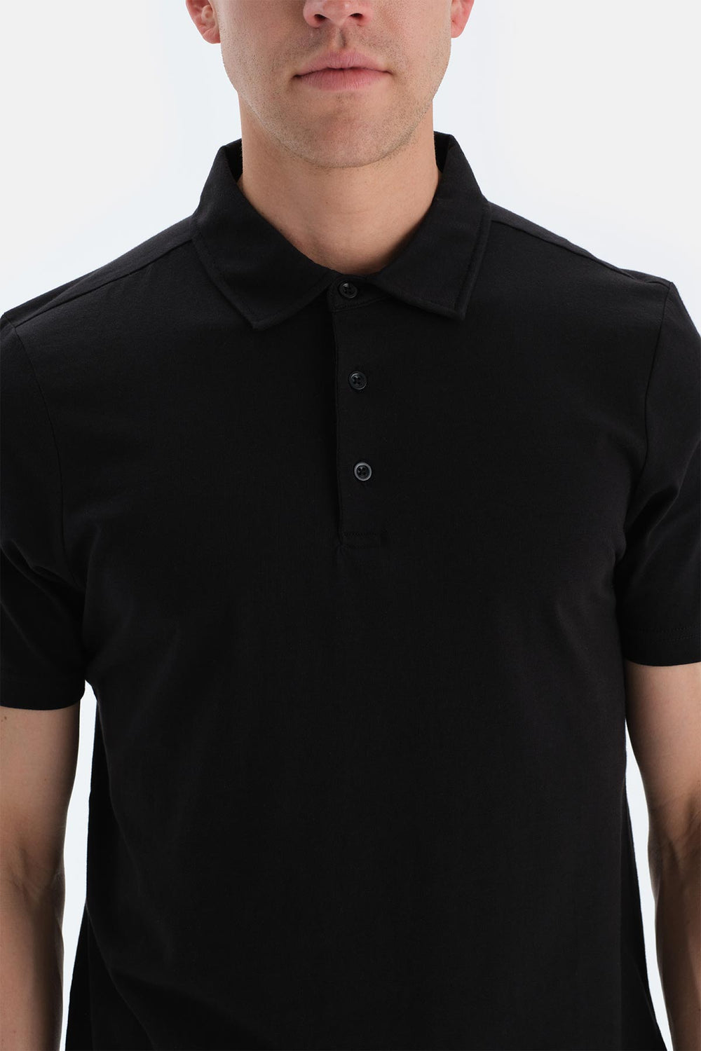 Siyah Polo Yaka Ipek Apre Kısa Kollu Tişört