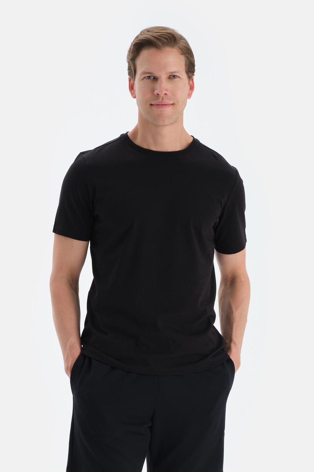 Siyah Bisiklet Yaka Ipek Apre Kısa Kollu Tişört