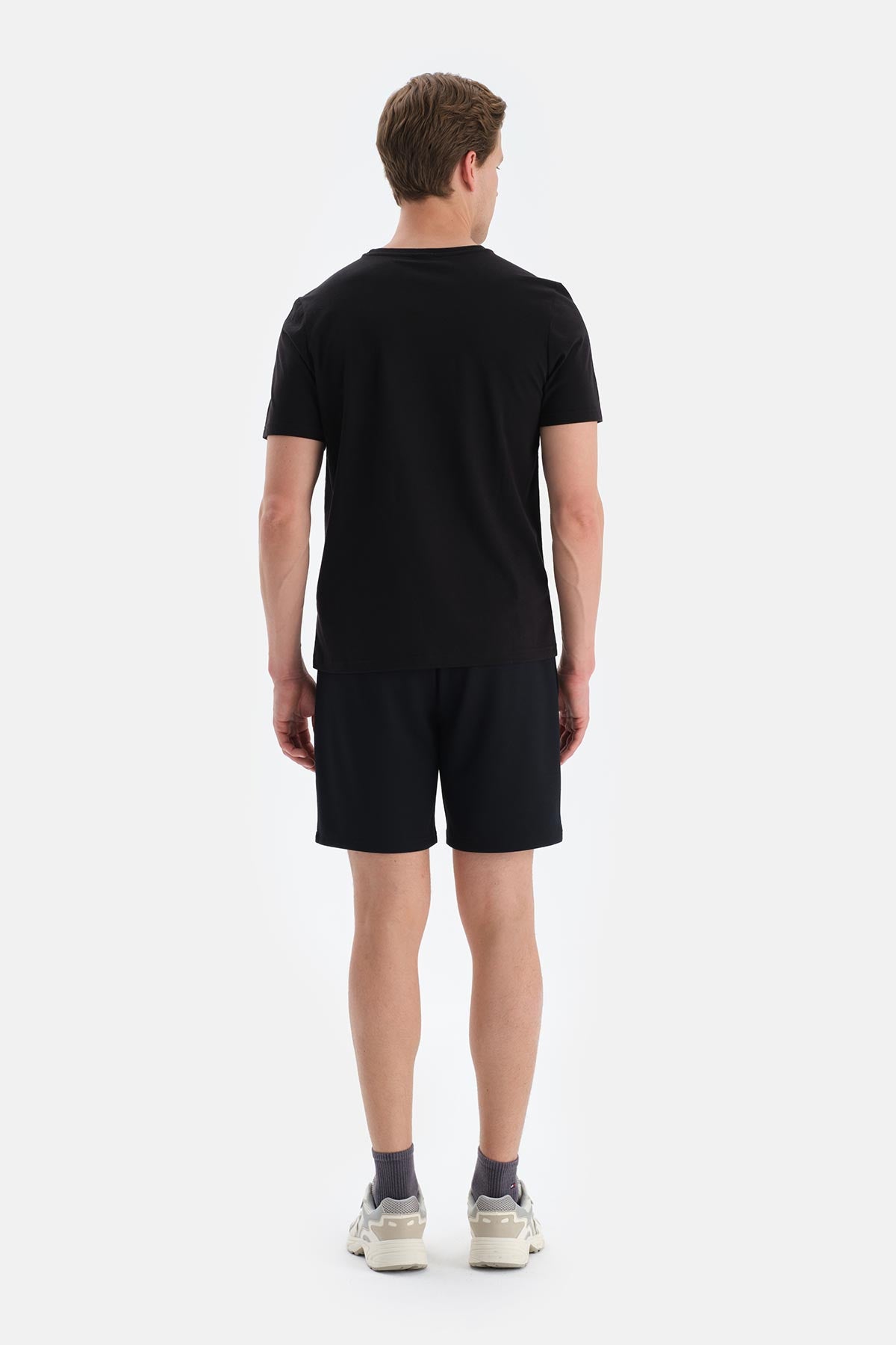 Siyah Bisiklet Yaka Ipek Apre Kısa Kollu Tişört