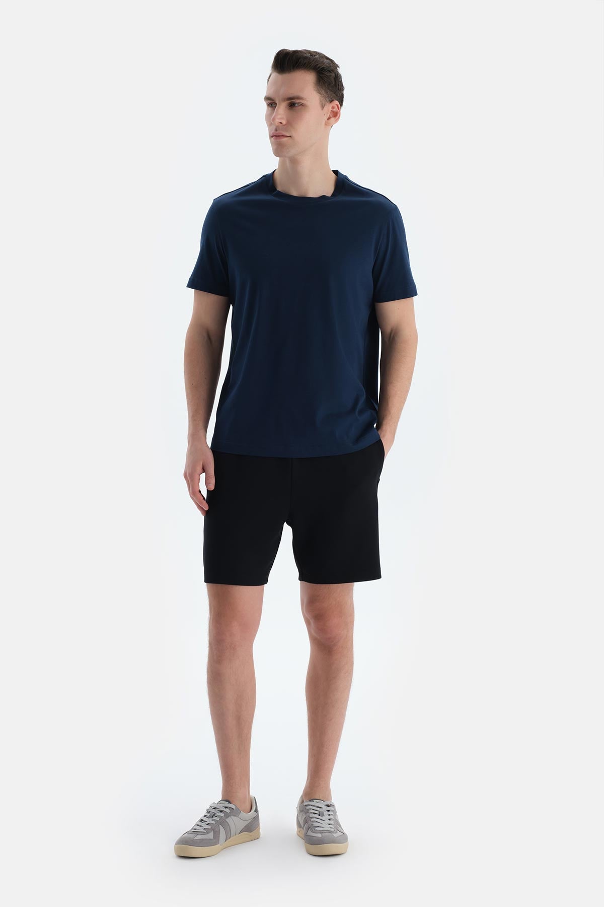 Siyah Cepli Ve Kordonlu Modal Scuba Şort