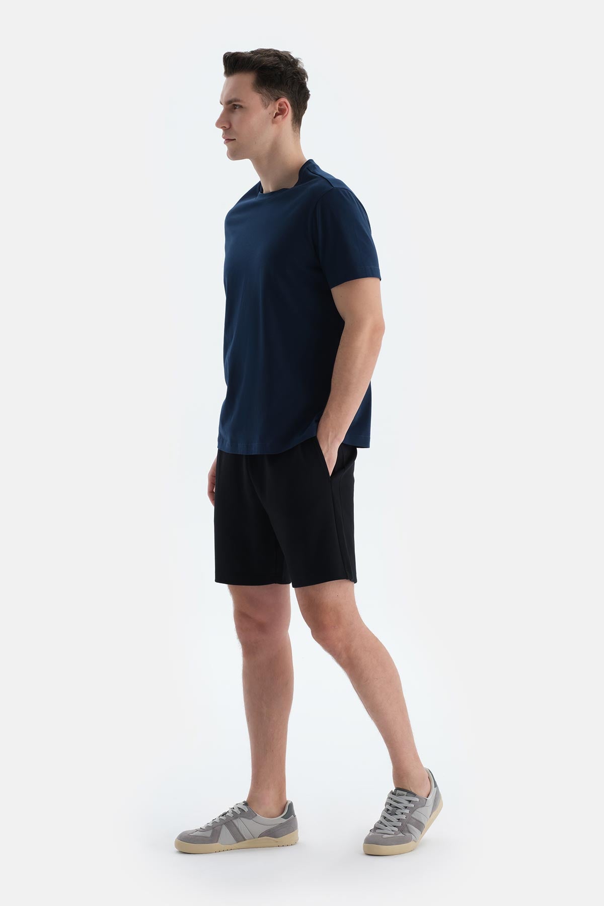 Siyah Cepli Ve Kordonlu Modal Scuba Şort