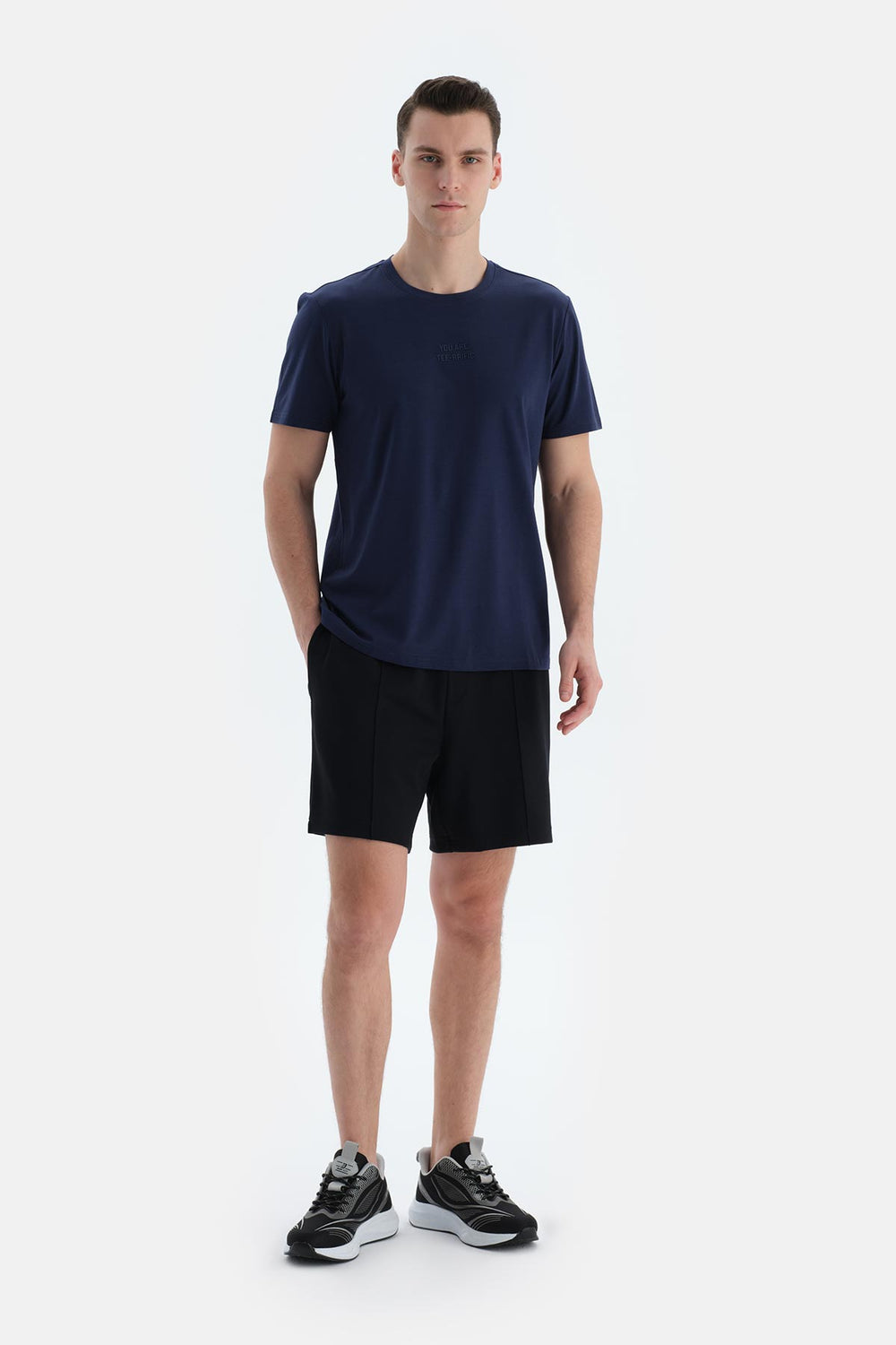 Siyah Nervür Detaylı Cepli Ve Kordonlu Şort