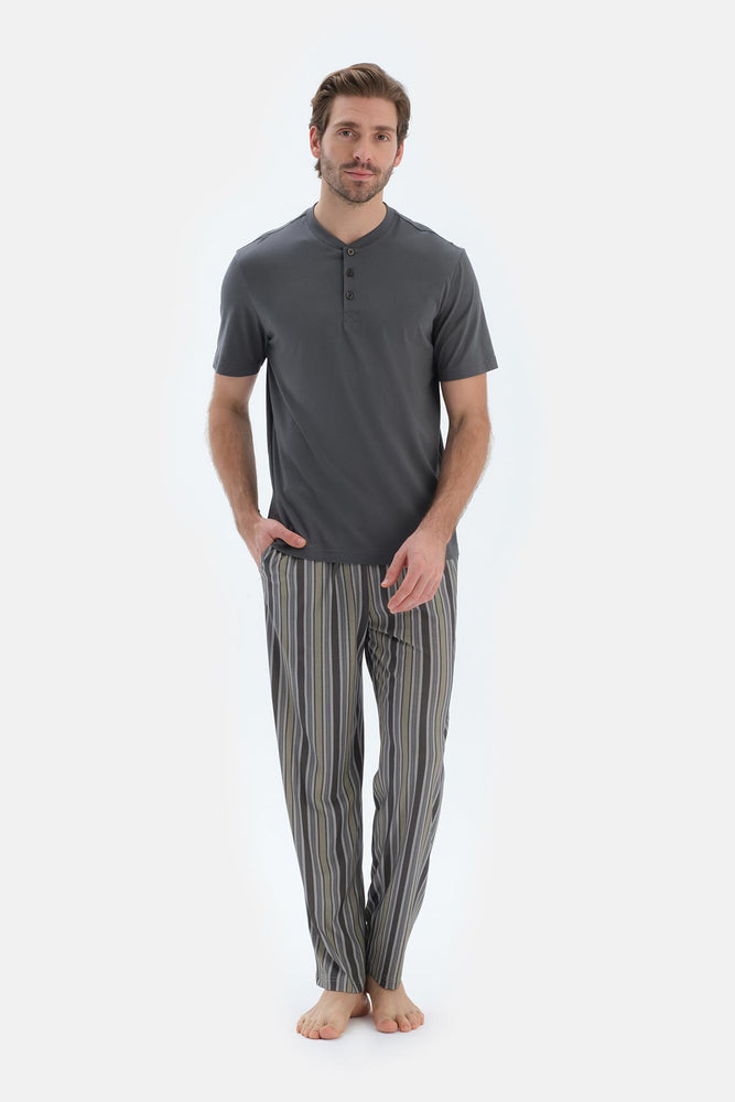 Siyah Kısa Kollu Yarım Patlı Tişört Pantolon Pijama Takımı