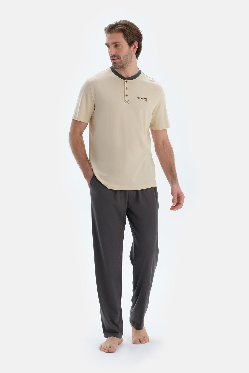 Taş Kısa Kollu Pat ve Baskı Detaylı Tişört Pantolon Pijama Takımı