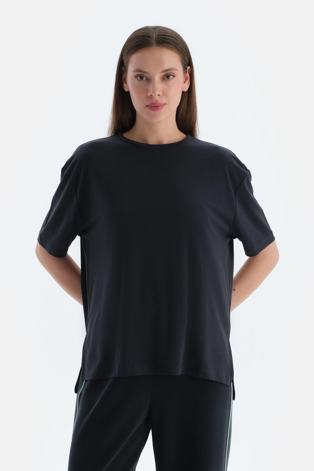 Siyah Kadın Modal Yırtmaç Detaylı Tişört