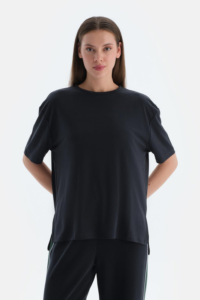 Siyah Kadın Modal Yırtmaç Detaylı Tişört
