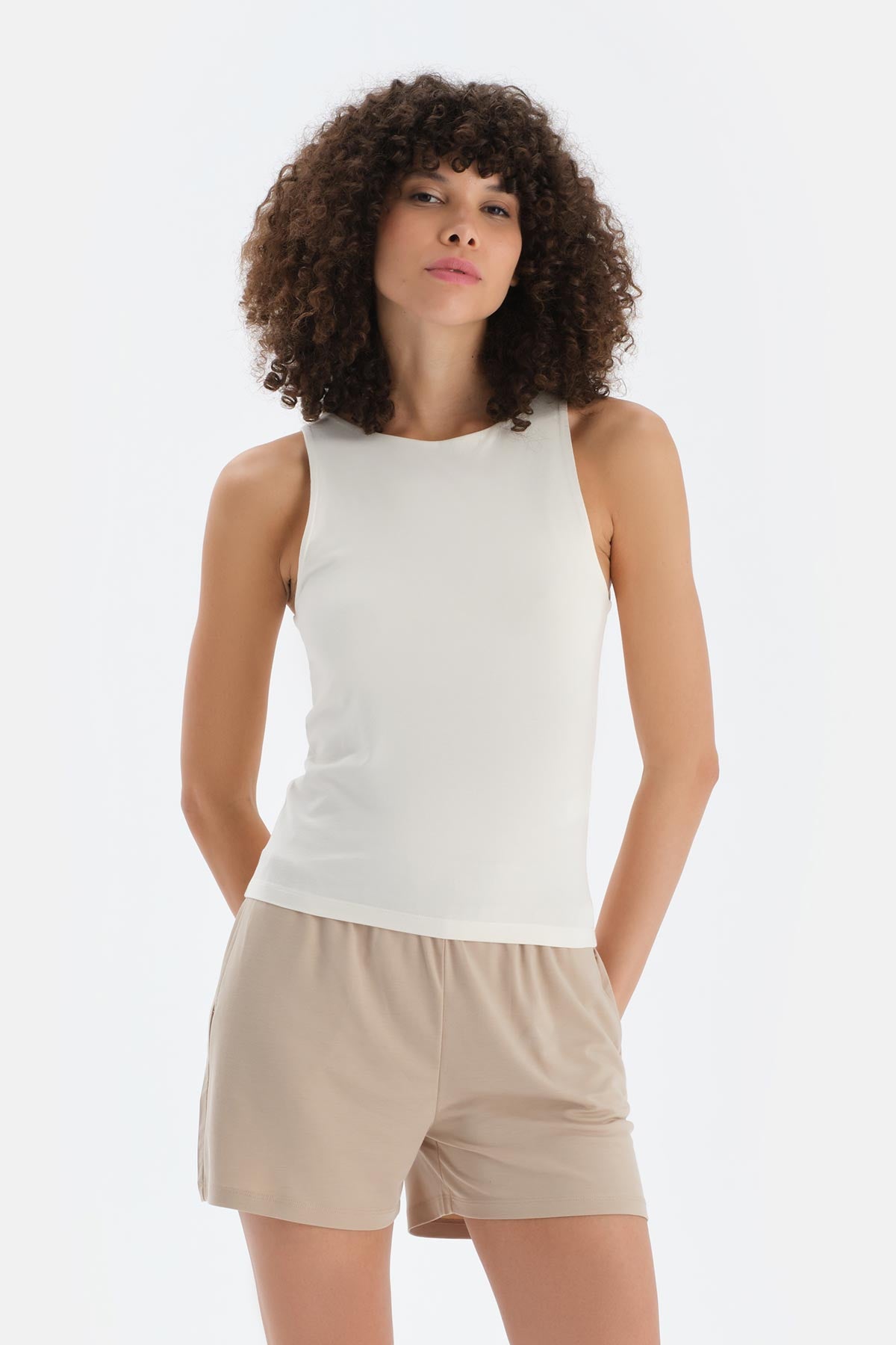 Ekru Halter Yaka Atlet