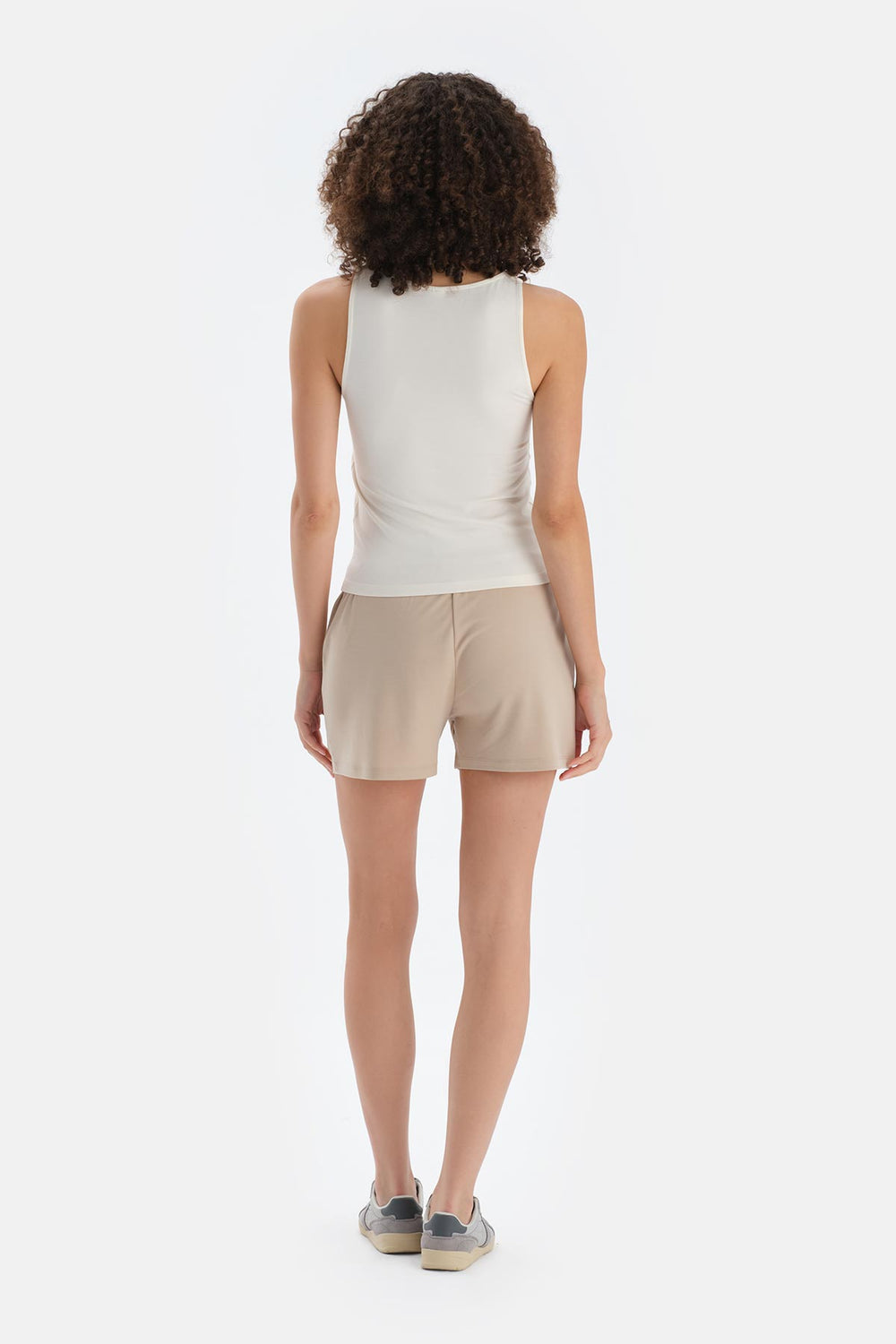 Ekru Halter Yaka Atlet