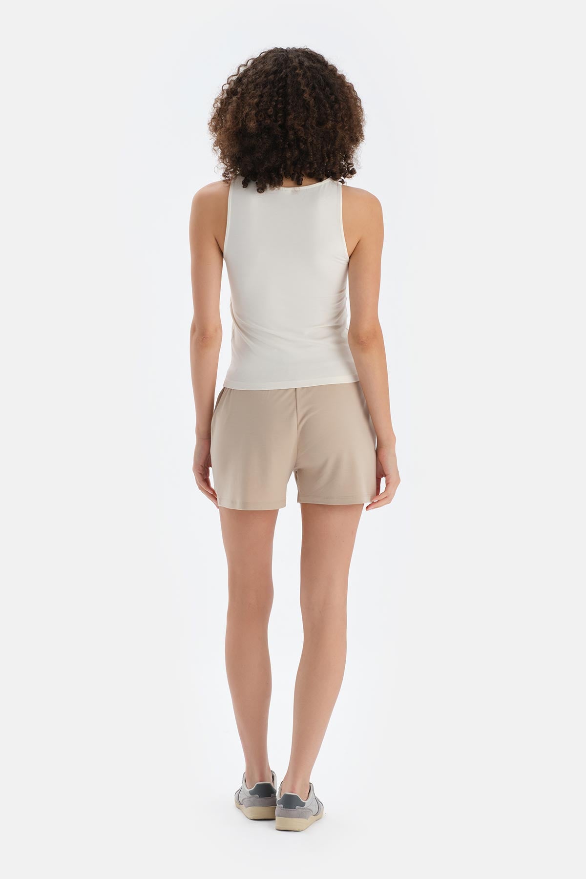 Ekru Halter Yaka Atlet