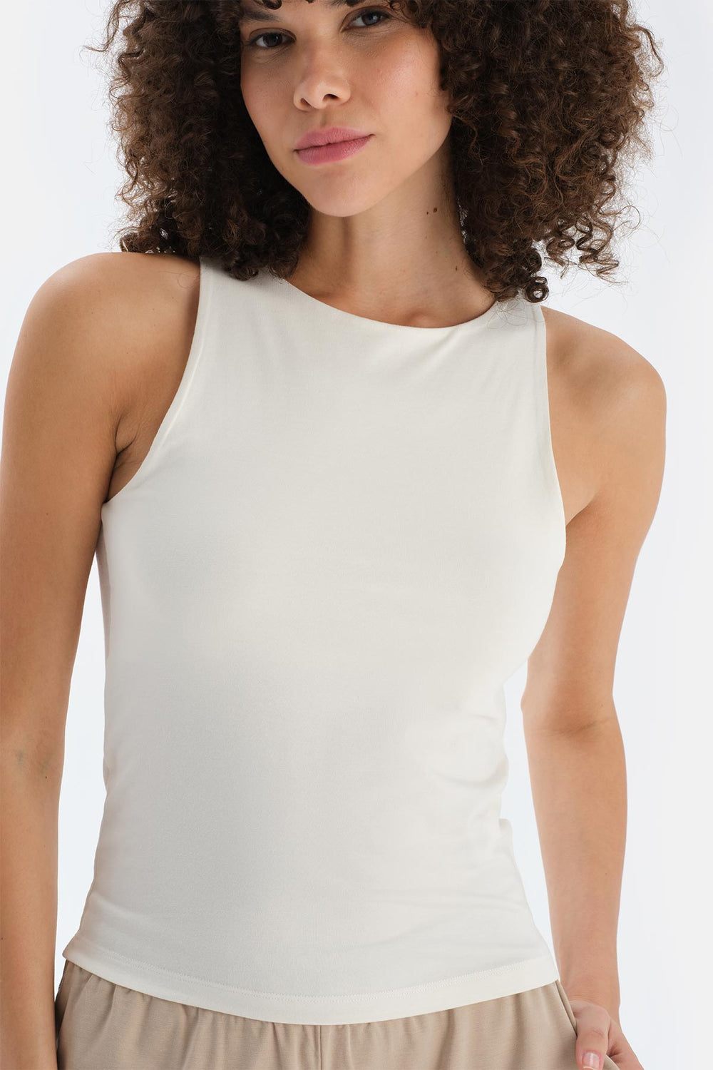 Ekru Halter Yaka Atlet