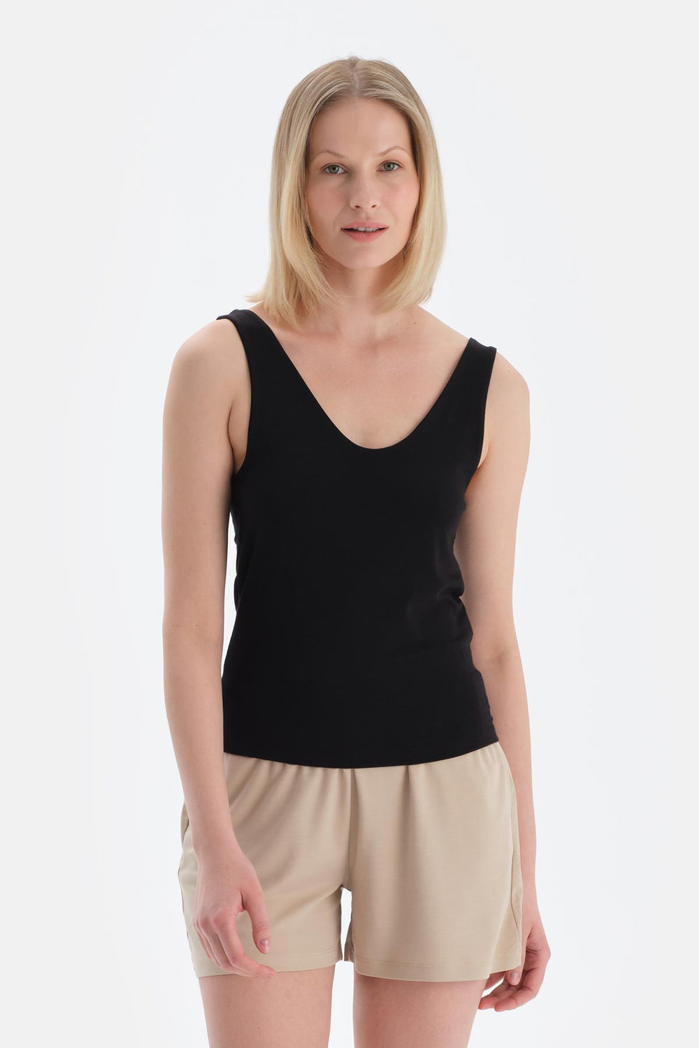 Siyah V Yaka Kalın Askılı Atlet