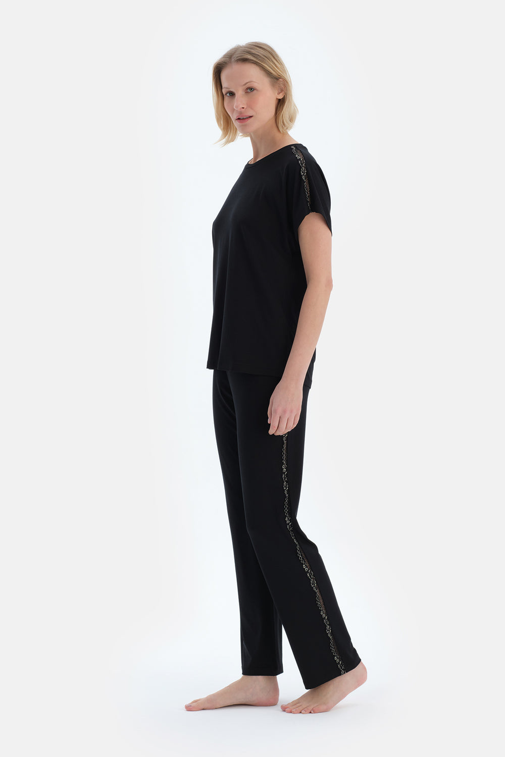 Siyah Dantel Detaylı Kısa Kollu Viskon Tişört Pantolon Pijama Takımı