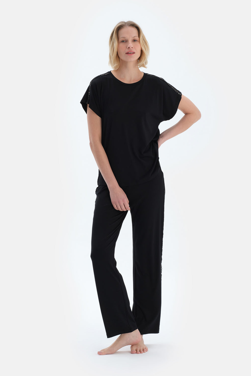 Siyah Dantel Detaylı Kısa Kollu Viskon Tişört Pantolon Pijama Takımı