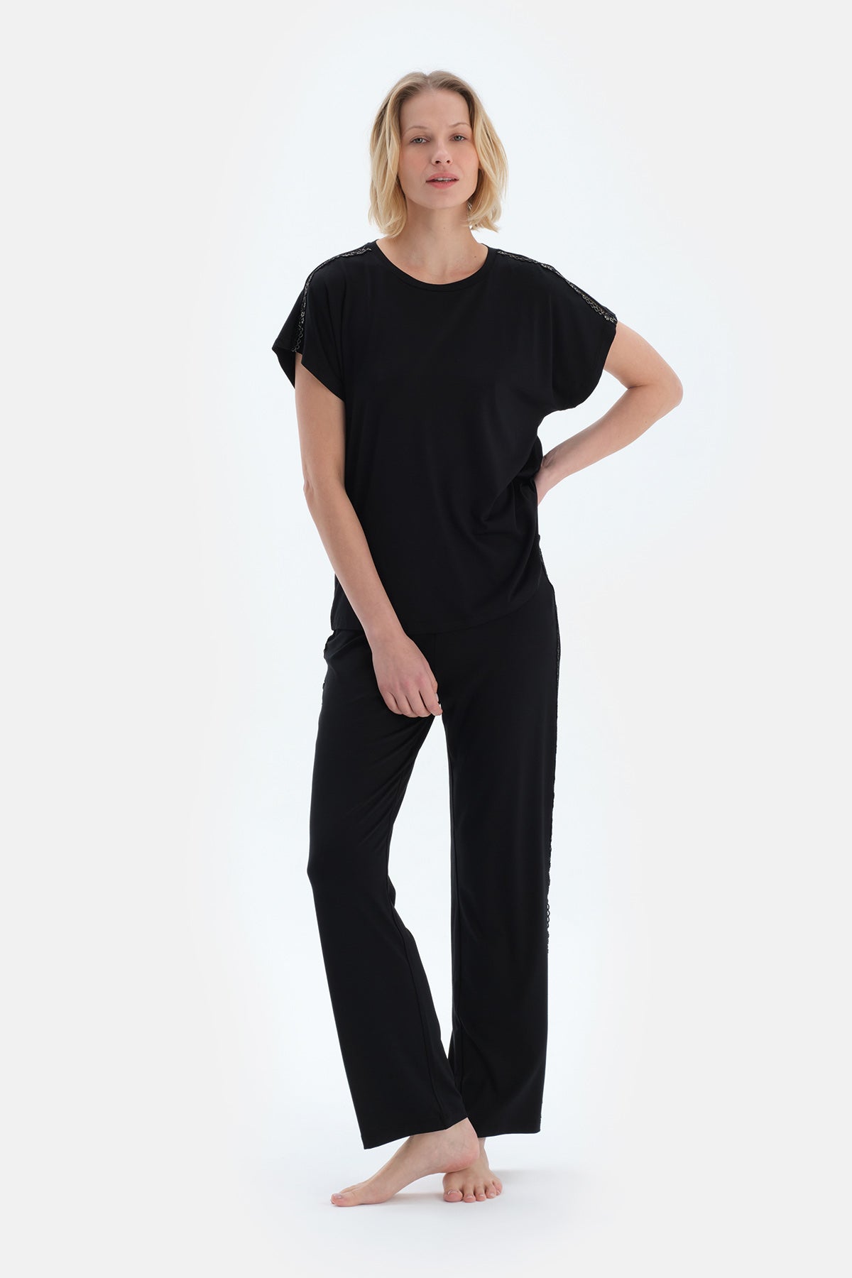 Siyah Dantel Detaylı Kısa Kollu Viskon Tişört Pantolon Pijama Takımı