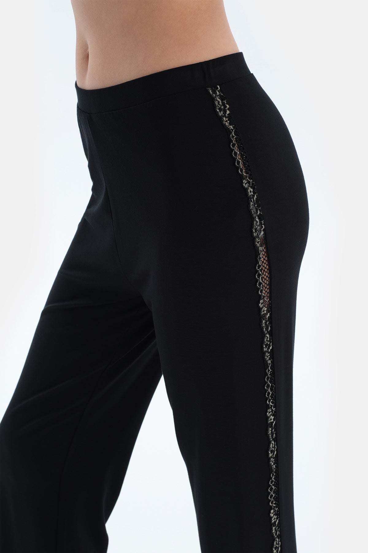 Siyah Dantel Detaylı Kısa Kollu Viskon Tişört Pantolon Pijama Takımı