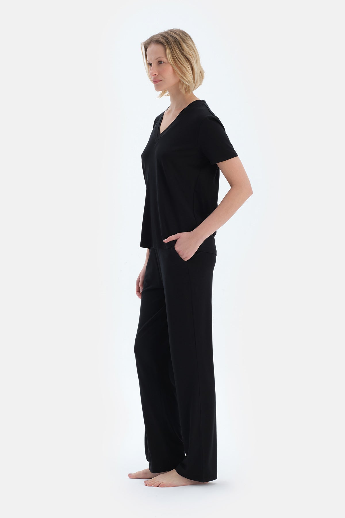 Siyah V Yaka Kısa Kollu Viskon Tişört Pantolon Pijama Takımı
