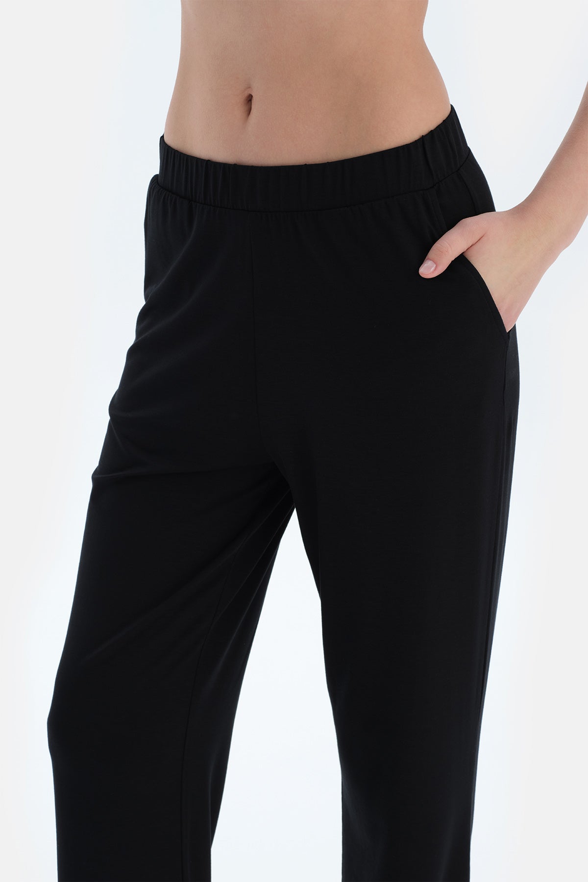 Siyah V Yaka Kısa Kollu Viskon Tişört Pantolon Pijama Takımı