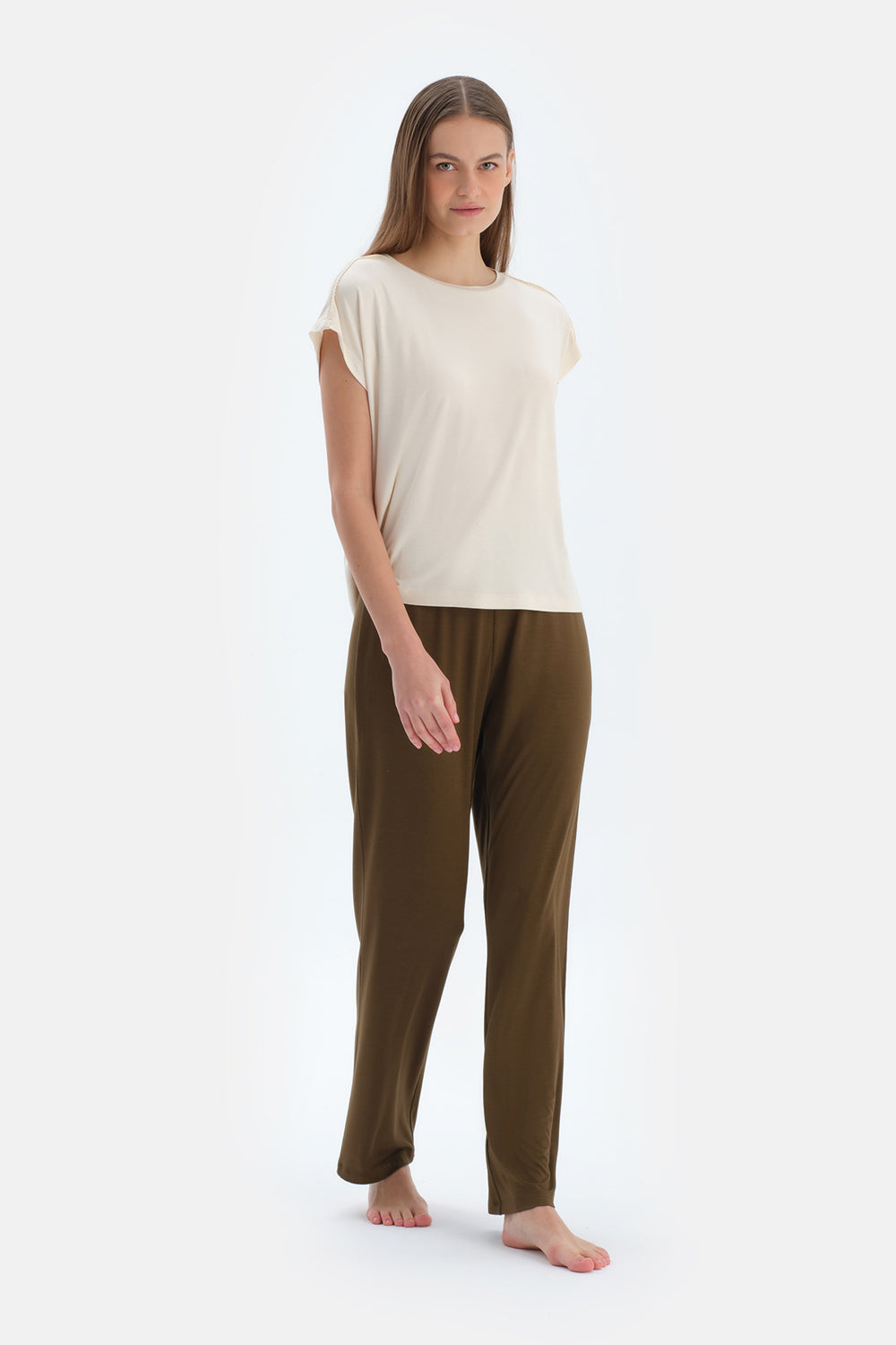 Ekru Dantel Detaylı Tişört Pantolon Pijama Takımı