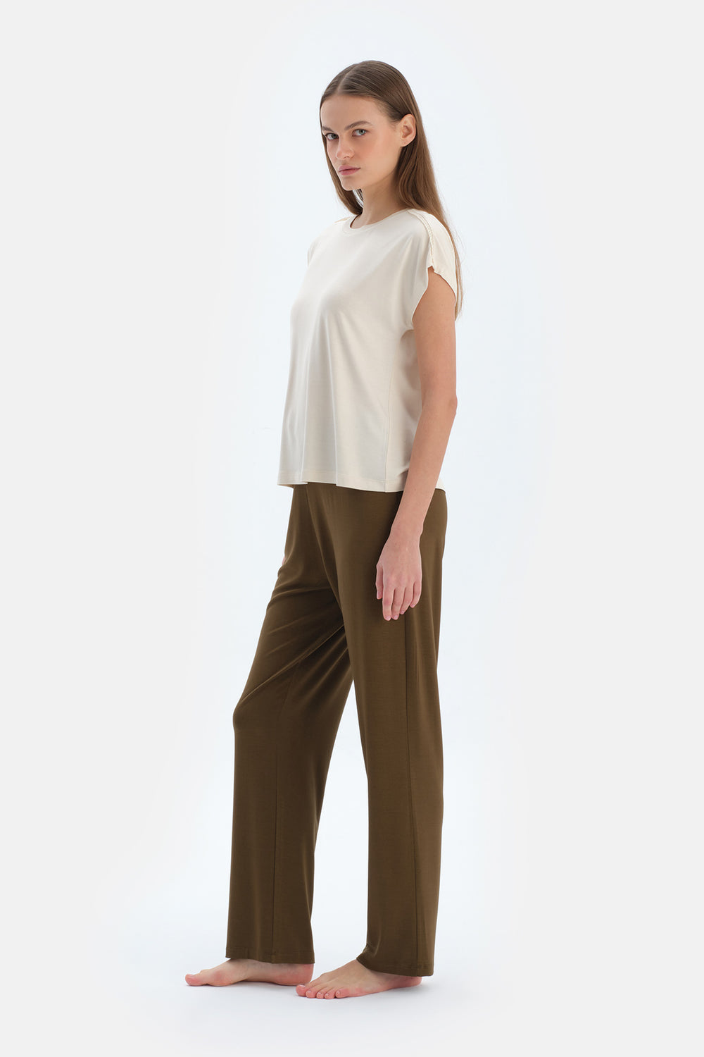 Ekru Dantel Detaylı Tişört Pantolon Pijama Takımı