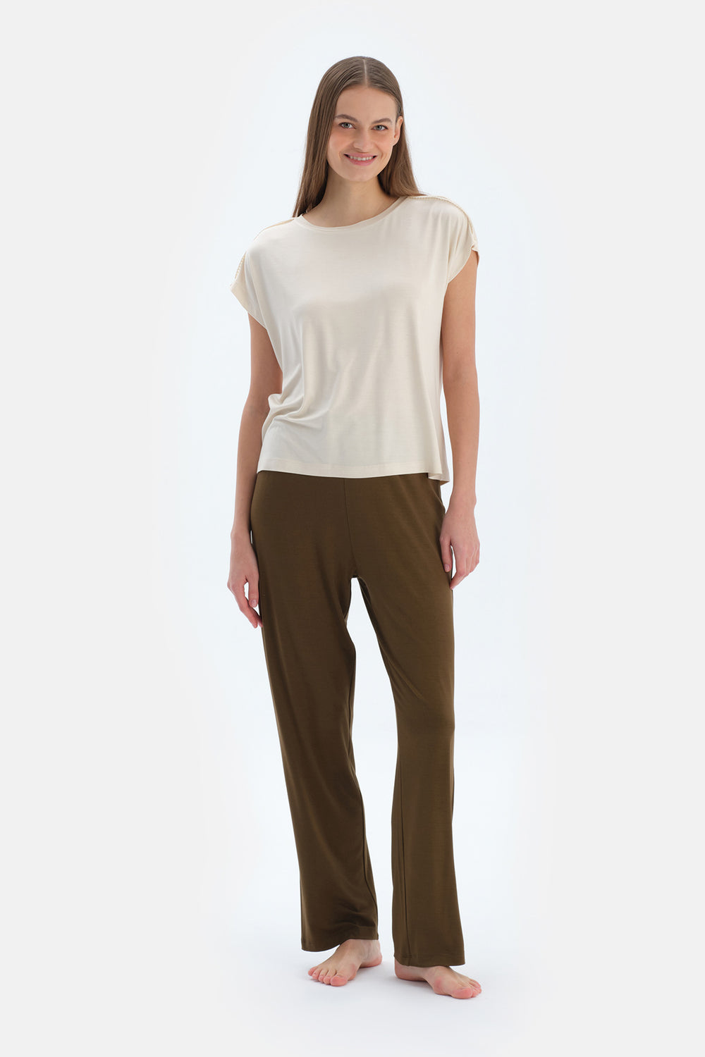 Ekru Dantel Detaylı Tişört Pantolon Pijama Takımı