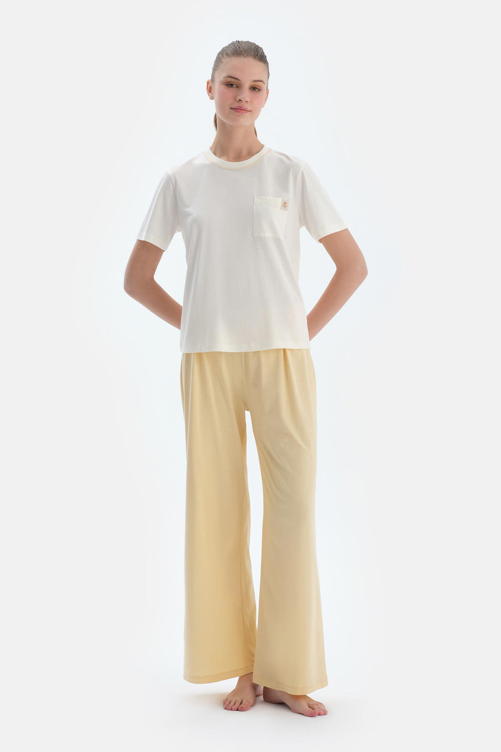 Ekru Dokuma Etiket Detaylı Tişört Pantolon Pijama Takımı