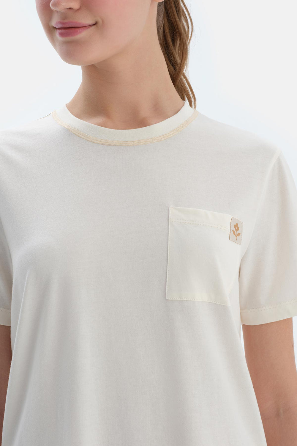 Ekru Dokuma Etiket Detaylı Tişört Pantolon Pijama Takımı