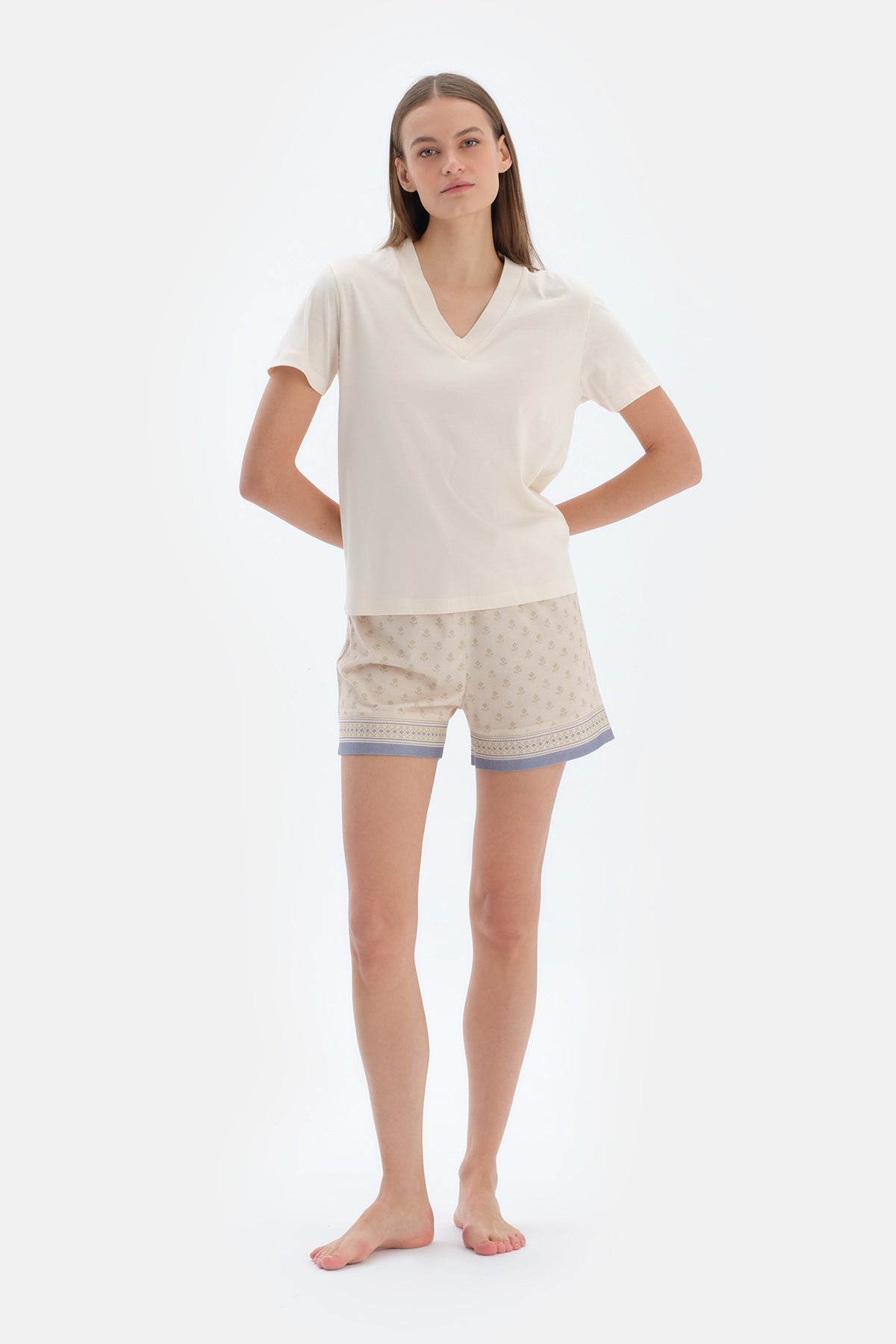 Ekru V Yaka Kısa Kollu Tişört Pantolon Pijama Takımı