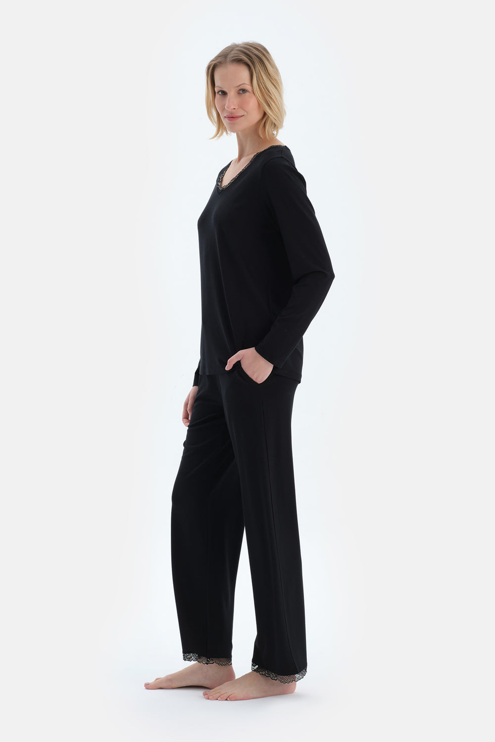 Siyah Dantel Detaylı V Yaka Uzun Kollu Tişört Pantolon Pijama Takımı
