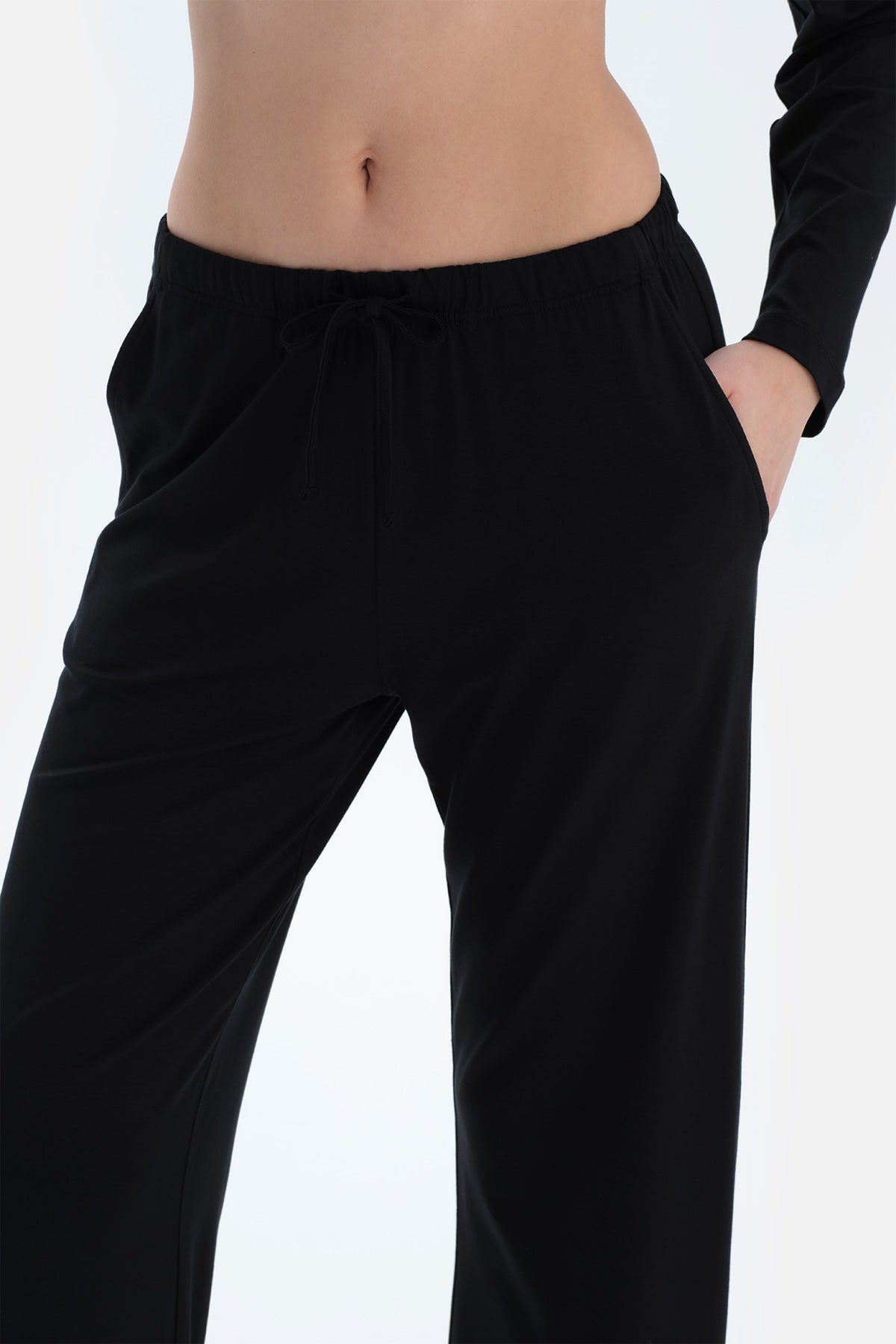 Siyah Dantel Detaylı V Yaka Uzun Kollu Tişört Pantolon Pijama Takımı