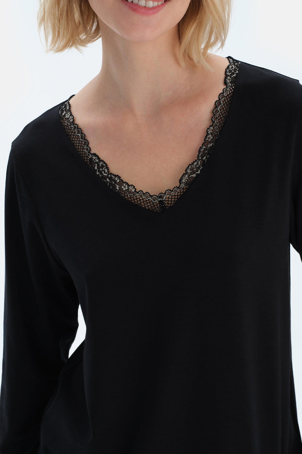 Siyah Dantel Detaylı V Yaka Uzun Kollu Tişört Pantolon Pijama Takımı