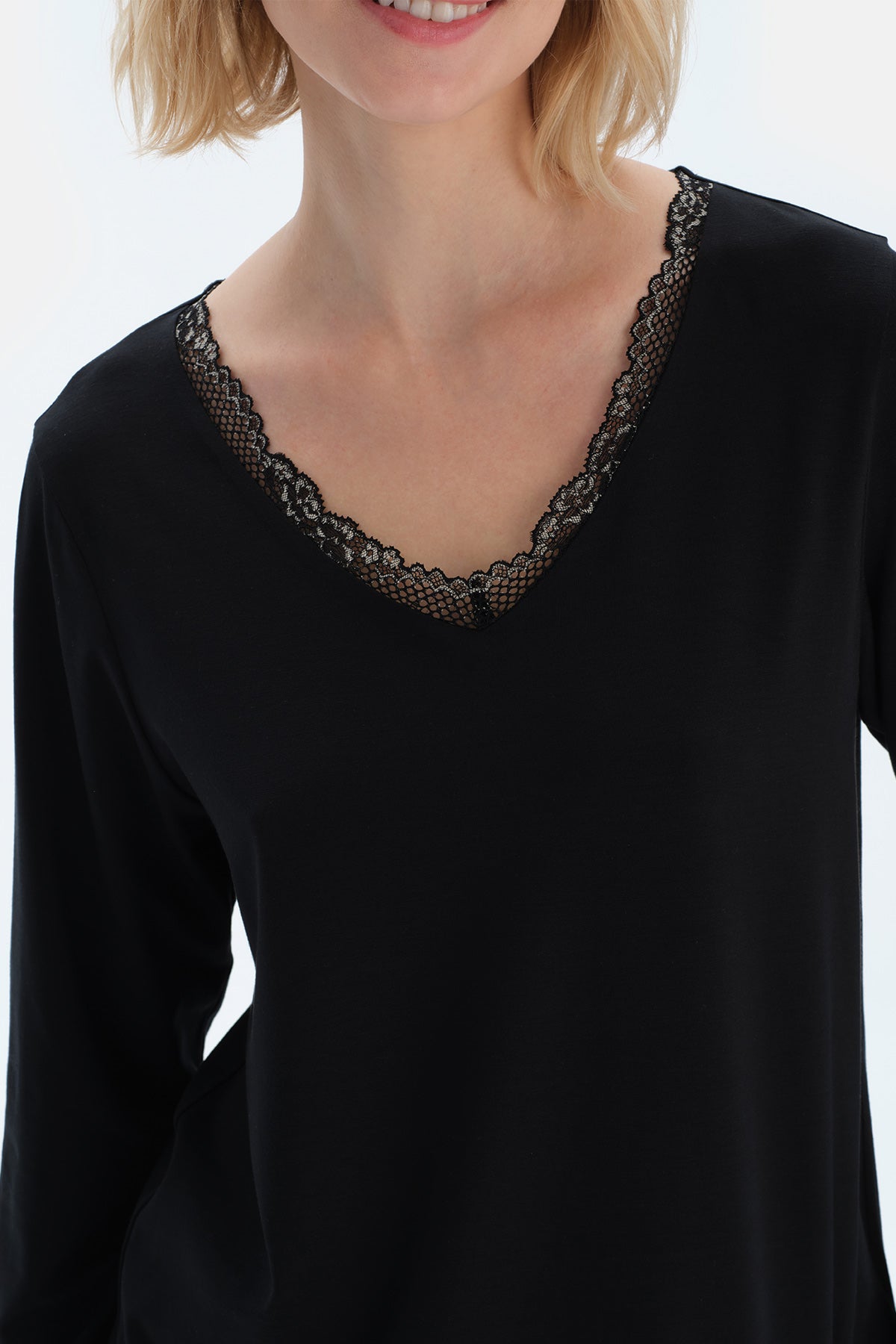 Siyah Dantel Detaylı V Yaka Uzun Kollu Tişört Pantolon Pijama Takımı