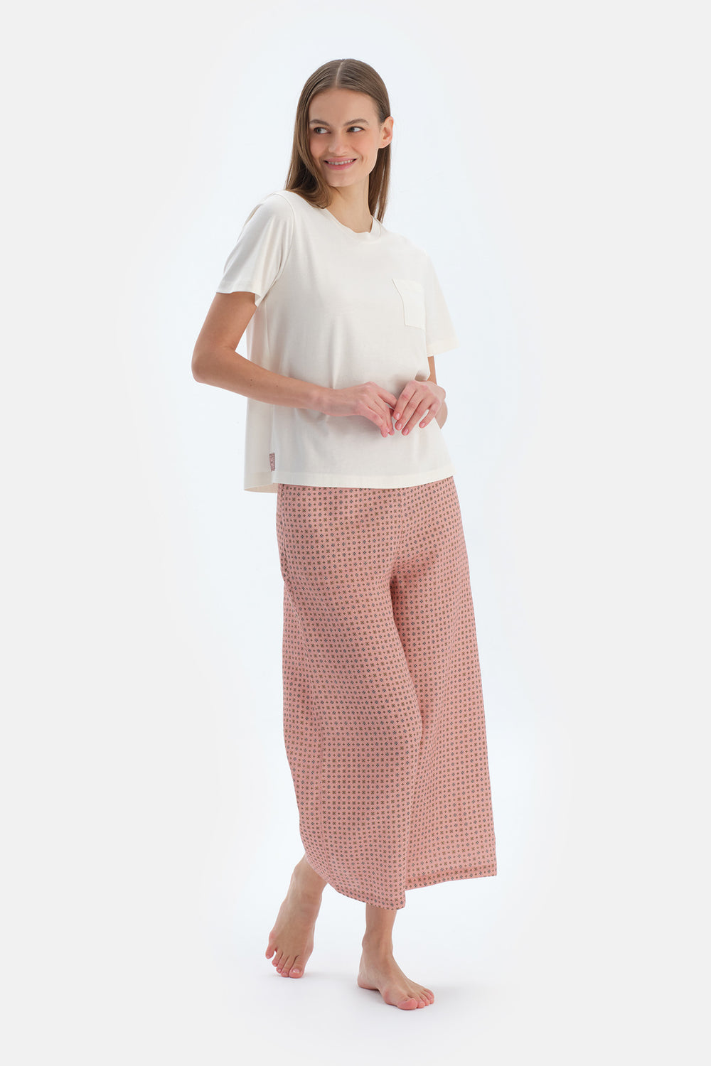 Ekru Bisiklet Yaka Tişört Dokuma Pantolonlu Pijama Takımı