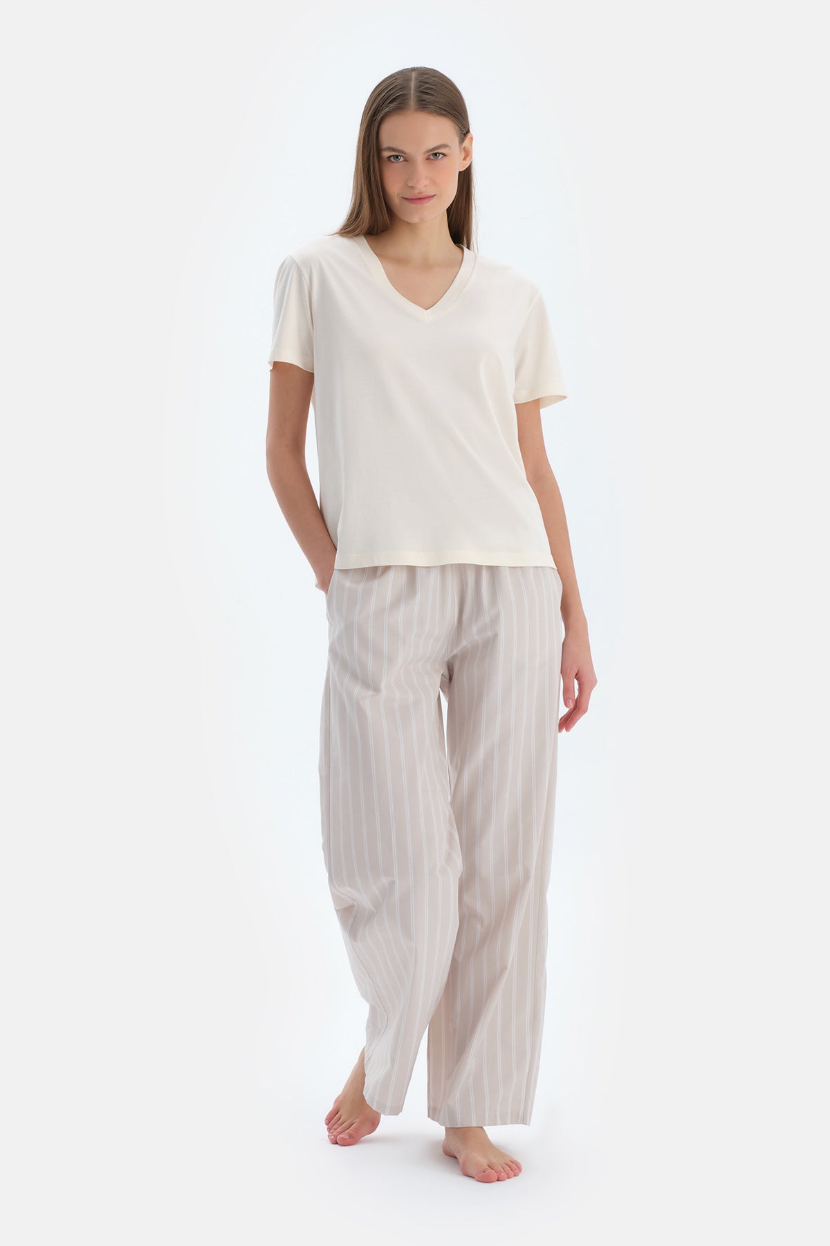 Ekru V Yaka Dokuma Pantolonlu Pijama Takımı
