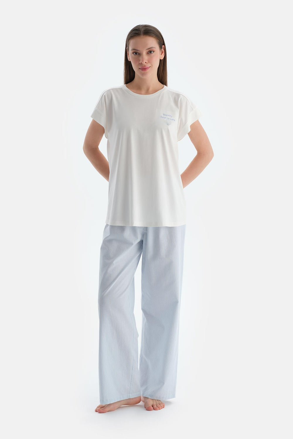 Kırık Beyaz Baskı Detaylı Altı Çizgili Tişört Pantolon Pijama Takımı