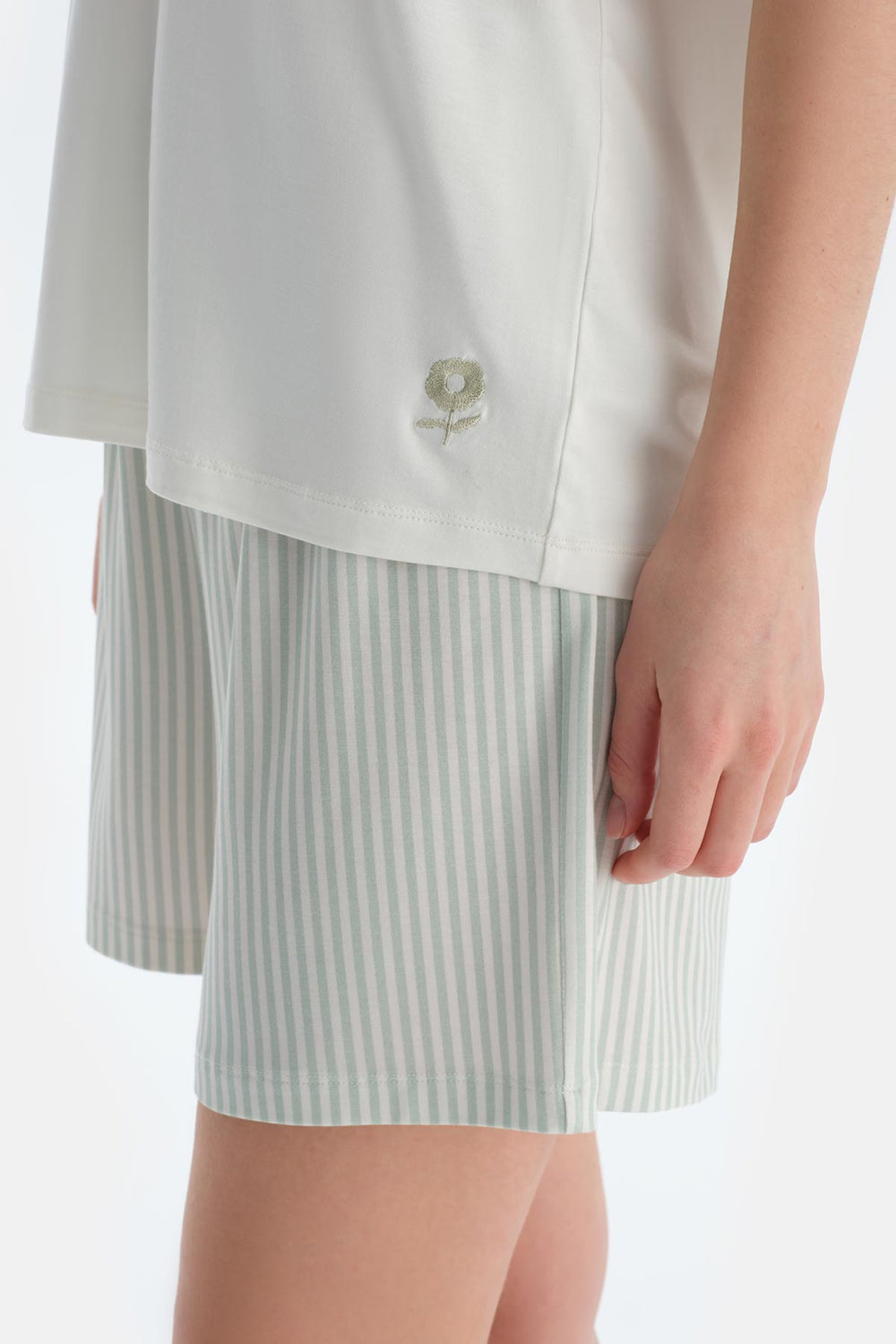 Ekru V Yaka Kısa Kollu Tişört Şort Pijama Takımı