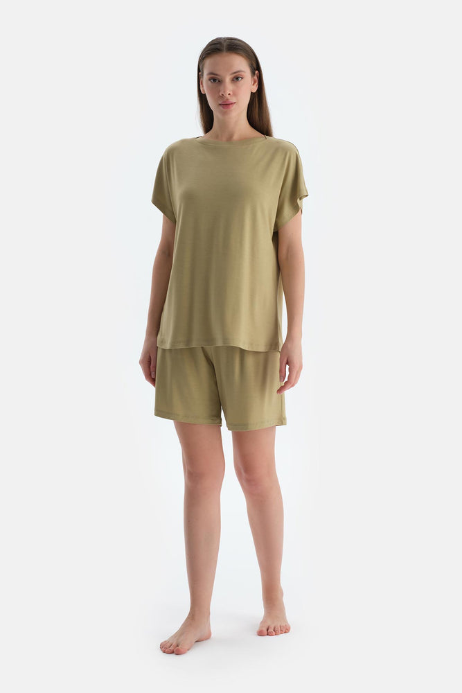 Yağ Yeşili Düşük Omuzlu Kısa Kollu Viskon Tişört Şort Pijama Takımı