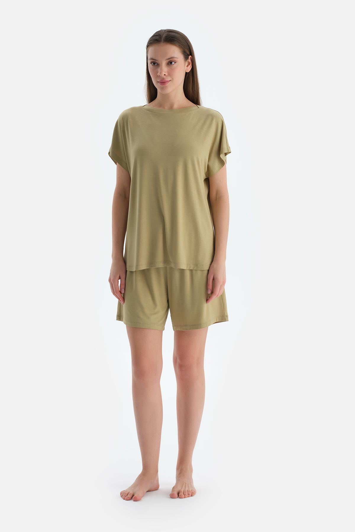 Yağ Yeşili Düşük Omuzlu Kısa Kollu Viskon Tişört Şort Pijama Takımı