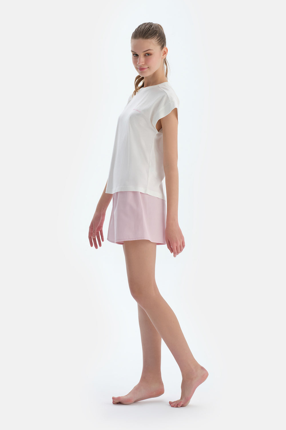 Ekru Nakış Detaylı Dokuma Şortlu Pijama Takımı