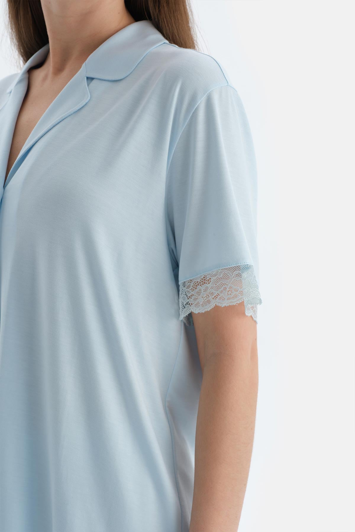Açık Mavi Dantel Detaylı Kısa Kollu Gömlek Şort Pijama Takımı