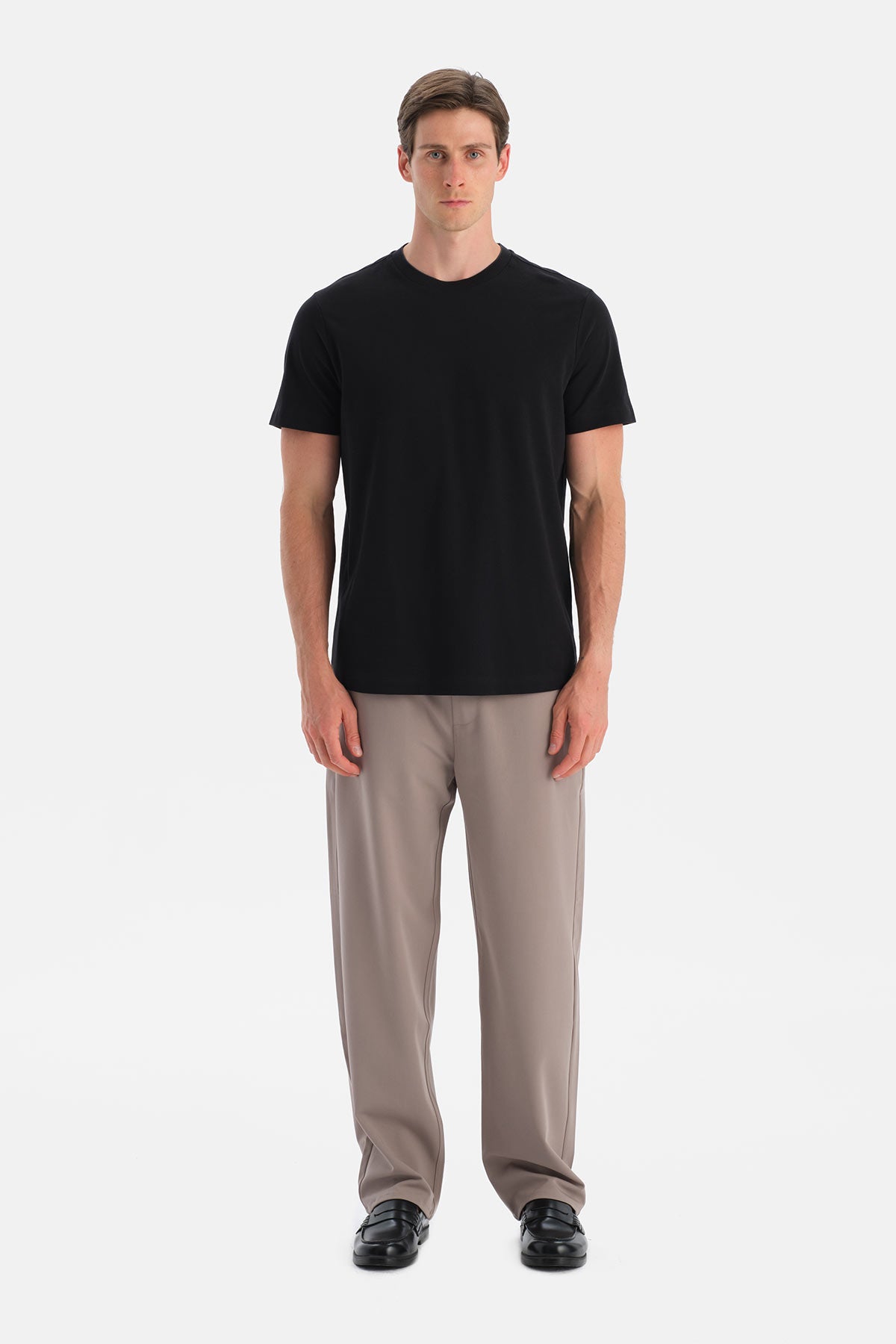 Siyah Yakası Biyeli Kısa Kollu Regular Tişört