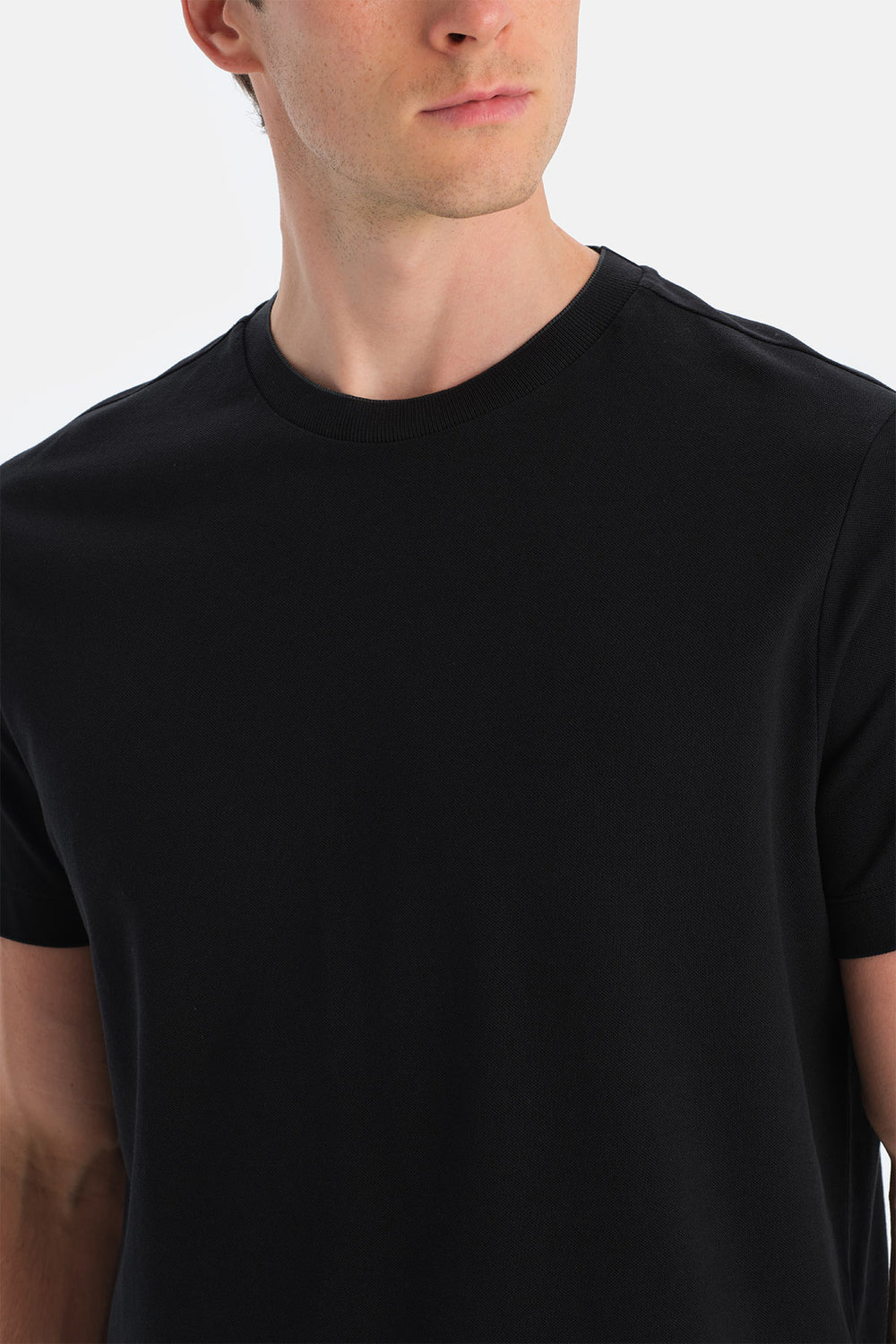 Siyah Yakası Biyeli Kısa Kollu Regular Tişört