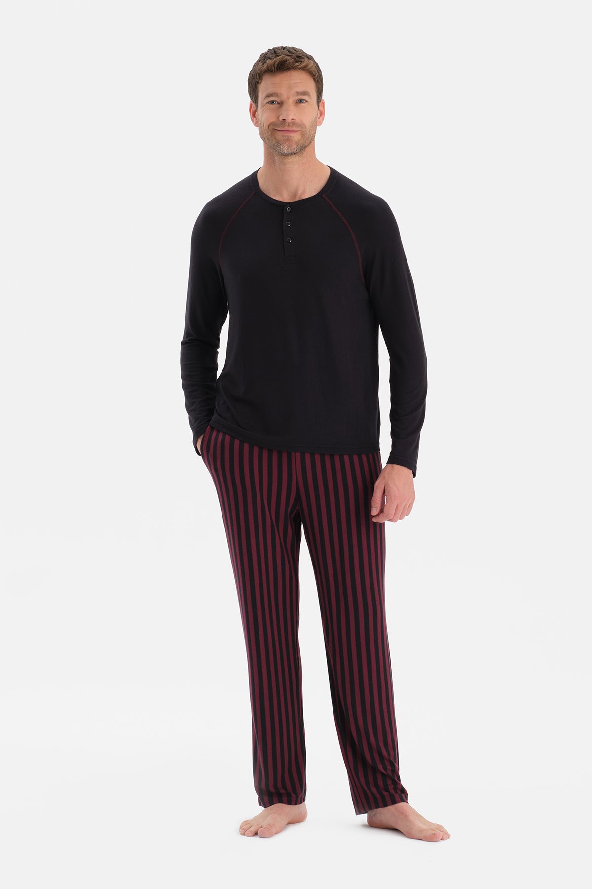 Siyah Dikiş Detaylı Ve Patlı Termal Tişört Pantolon Pijama Takımı